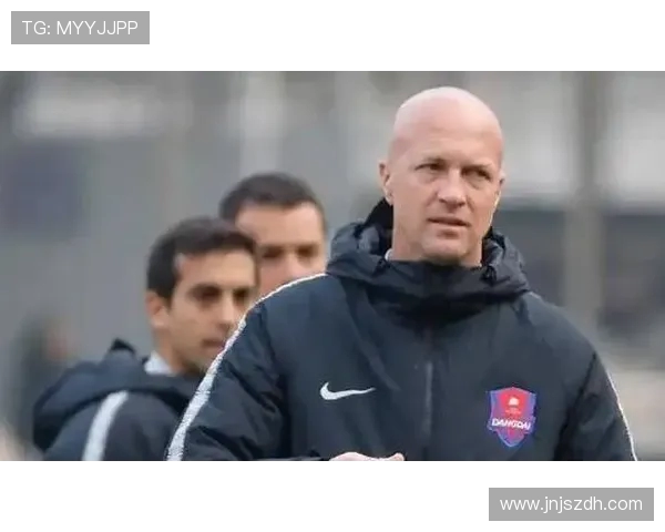 约翰克鲁伊夫如何以全攻全守理念重塑现代足球战术格局