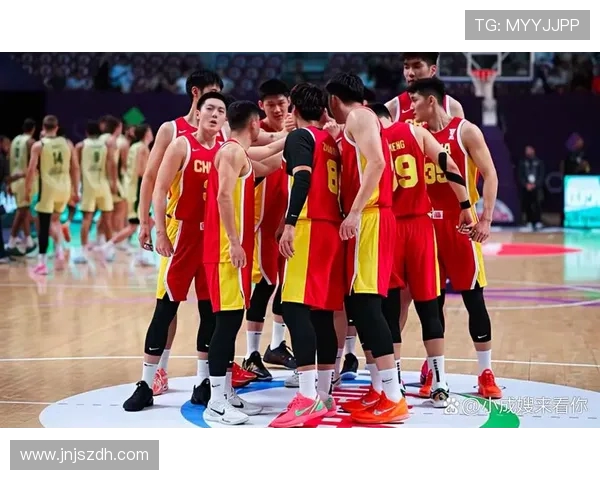 中国男篮迎战澳大利亚拼劲力年轻球员崭露头角展现球队新面貌